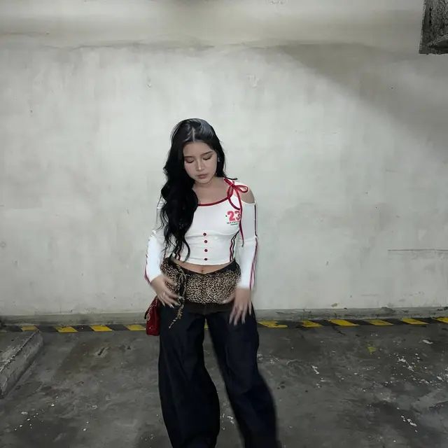 Gaya Skena Tiara Andini yang Edgy dan Trendy saat Manggung, Padukan Celana Barel dan Mini Skirt Leopard