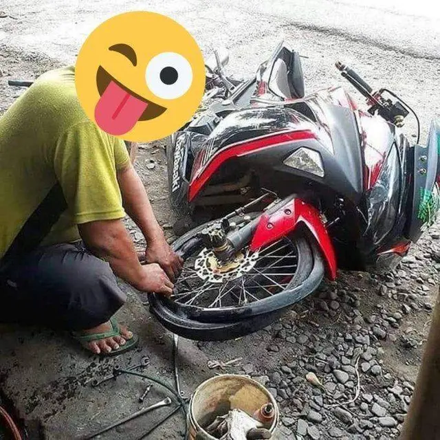 8 Potret Nyeleneh Tukang Tambal Ban saat Kerja Ini Bikin Tepuk Jidat