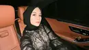 Kondangan dengan gaun berwarna hitam tak ada salahnya lho. Penenampilanmu justru terlihat lebih anggun seperti Citra Kirana [instagram/citraciki]