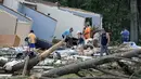 Sedikitnya 16 orang terluka antara kabupaten Nash & Edgecombe setelah tornado melewati Rocky Mount, North Carolina Rabu sore. (AP Photo/Chris Seward)