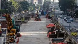 Proyek pembangunan jalur MRT dihentikan sementara selama masa libur Lebaran 2015. Tampak, sejumlah alat berat terparkir di sekitar proyek pembangunan MRT di kawasan Thamrin, Jakarta, Jumat (17/7/2015). (Liputan6.com/Faizal Fanani)