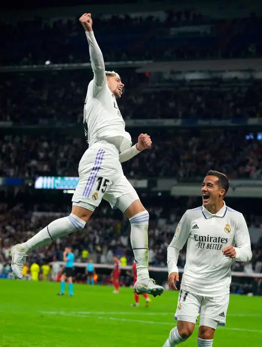 <p>Pemain Real Madrid Federico Valverde (kiri) melakukan selebrasi bersama Lucas Vazquez usai mencetak gol ke gawang Sevilla pada pertandingan sepak bola Liga Spanyol di Stadion Santiago Bernabeu, Madrid, Spanyol, 22 Oktober 2022. Real Madrid menang 3-1 atas Sevilla. (AP Photo/Manu Fernandez)</p>