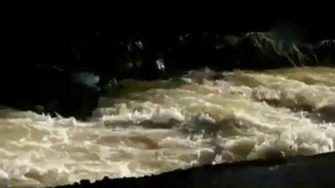 Detik-Detik Banjir Bandang Terjang Rumah Warga di Ciwidey