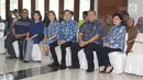 Presiden ke-6 RI, Susilo Bambang Yudhoyono dan keluarga menunggu giliran menggunakan hak pilih pada Pilkada Serentak 2018 di TPS 06 Nagrak, Bogor, Rabu (27/6). SBY menggunakan hak pilih untuk Pilgub Jabar dan Pilbup Bogor. (Liputan6.com/Herman Zakharia)