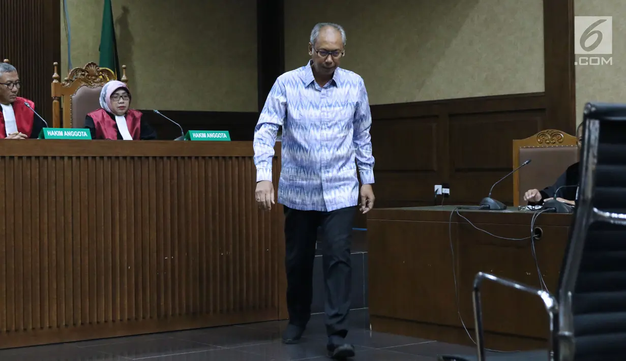 Terdakwa perintangan penyidikan korupsi E-KTP, Bimanesh Sutarjo saat menjalani sidang putusan di Pengadilan Tipikor, Jakarta, Senin (16/7). Sebelumnya, JPU KPK menuntut hukuman enam tahun penjara, denda Rp 300 juta. (Liputan6.com/Helmi Fithriansyah)