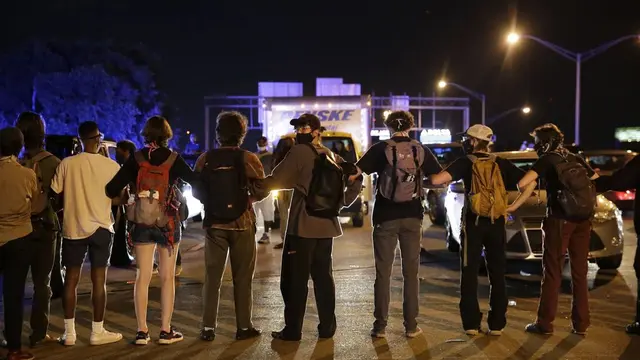 Aksi demonstrasi usai penembakan warga kulit hitam di Atlanta, Rayshard Brooks.