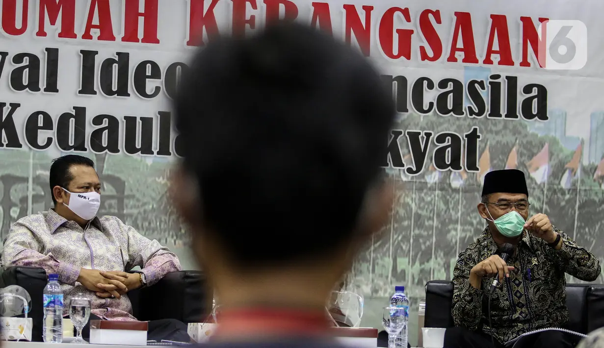 Menteri Koordinator bidang Pembangunan Manusia dan Kebudayaan Muhadjir Effendy (kanan) memberikan paparan disaksikan Ketua MPR Bambang Soesatyo (kiri) dalam diskusi empat pilar di Kompleks Parlemen, Senayan, Jakarta, Rabu (2/12/2020). (Liputan6.com/Johan Tallo)