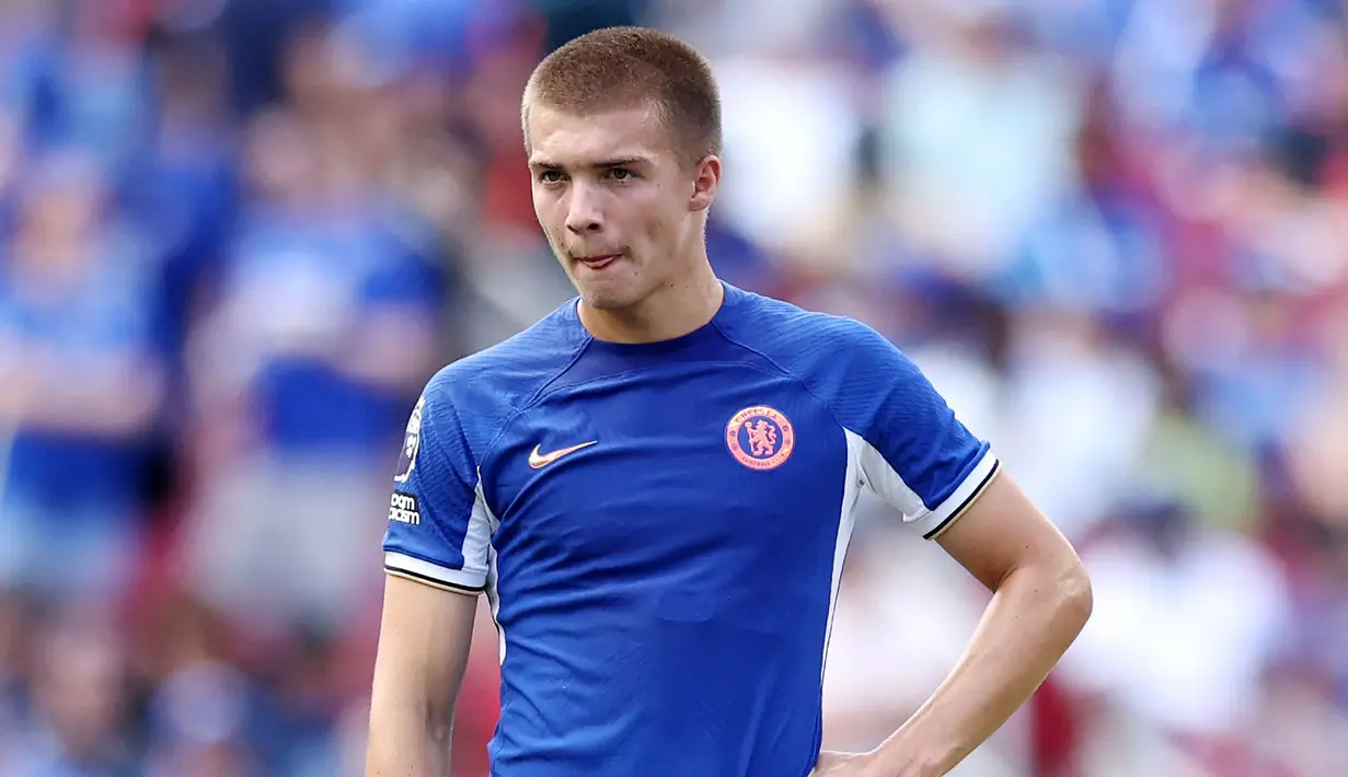Bek tengah Chelsea asal Inggris, Alfie Gilchrist baru menginjak usia 20 tahun dan 29 hari dalam laga menghadapi Crystal Palace. Dalam laga debutnya bersama Chelsea di Premier League tersebut ia hanya bermain satu menit setelah baru dimasukkan pada menit ke-89 menggantikan Benoit Badiashile. (AFP/Getty Images/Tim Nwachukwu)