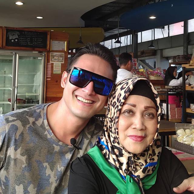 Ibunda Meninggal Dunia, Ini 6 Potret Kebersamaan Indra Bruggman dan Sang Mama