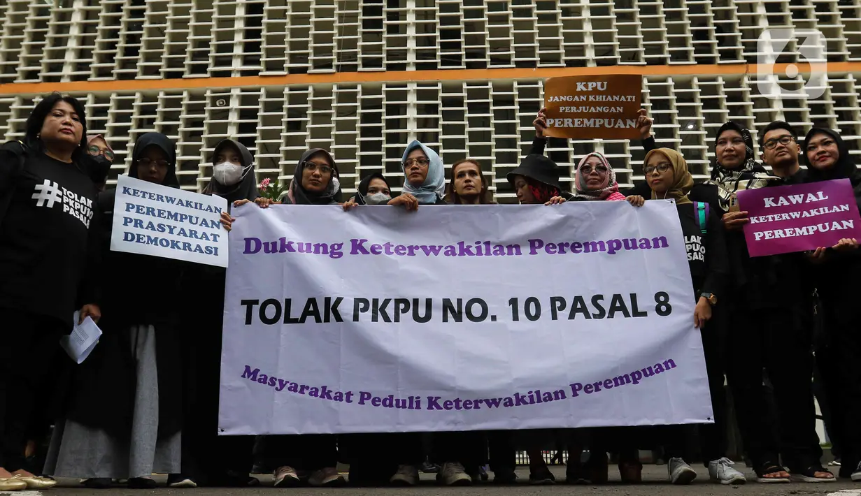 Dalam Aksi tersebut penolakan PKPU Nomor 10 Pasal 8 Ayat (2) mengenai perhitungan bakal calon perempuan di setiap dapil. (Liputan6.com/Herman Zakharia)