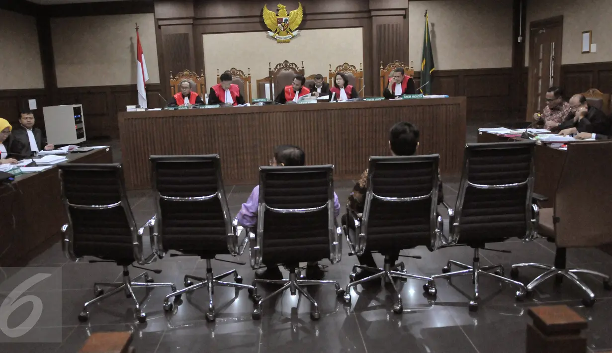 Dua orang saksi bersiap mengikuti sidang lanjutan kasus korupsi pengadaan e-KTP di pengadilan Tipikor, Jakarta (10/4). Sidang kali ini masih beragendakan pemeriksaan saksi. (Liputan6.com/Helmi Afandi)