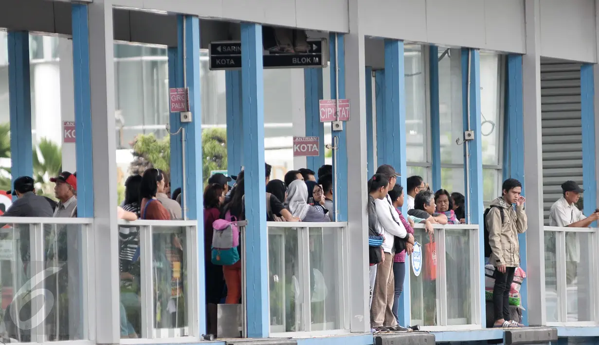 Sejumlah penumpang menunggu bus Transjakarta di halte Tosari, Jakarta, Jumat (30/12). Pihak Transjakarta berencana akan mengoperasikan sebanyak 300 bus pada malam tahun baru 2017. (Liputan6.com/Yoppy Renato)