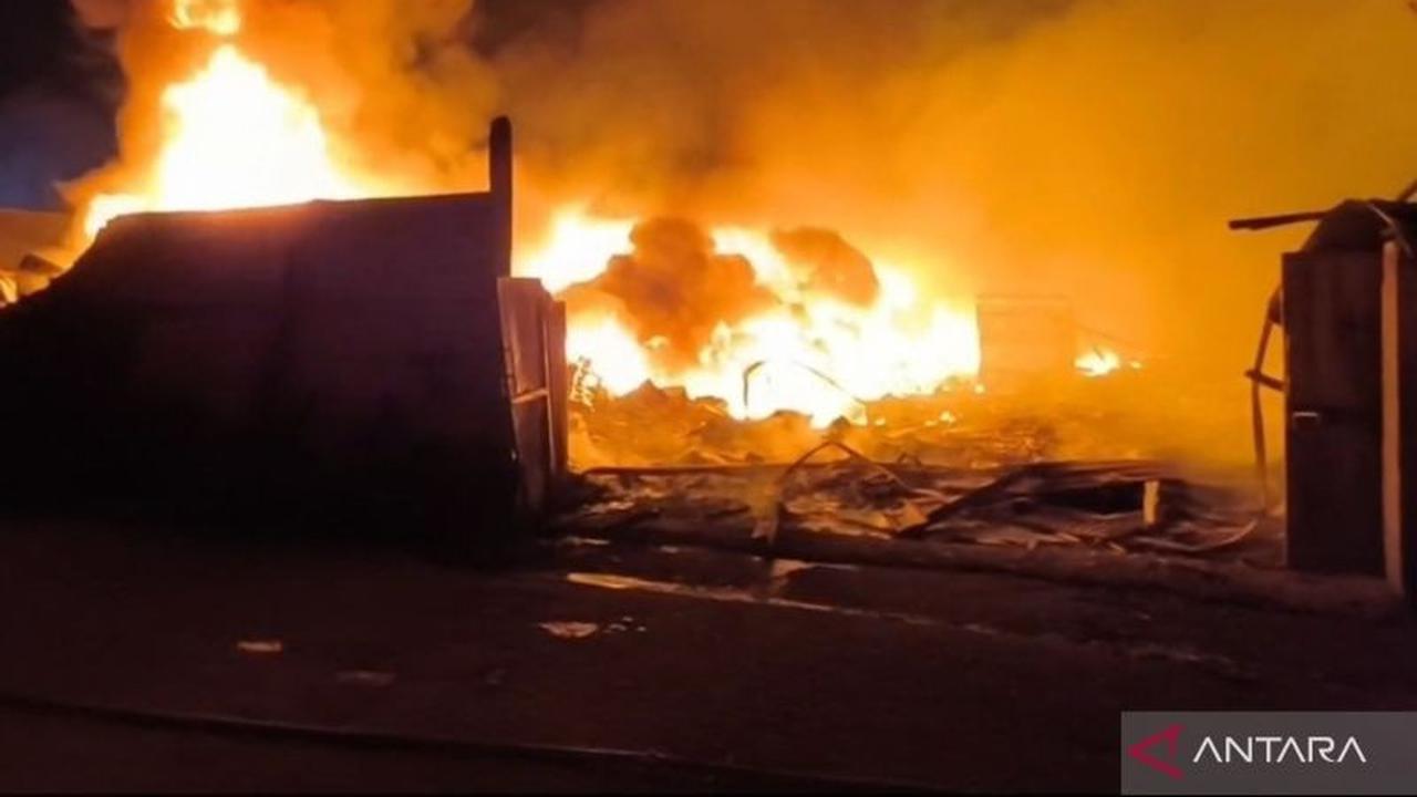 12 Armada Padamkan Kebakaran Hebat di Gudang Limbah Gandamekar Bekasi