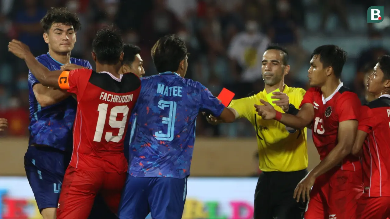 Foto: Momen Tegang ketika Timnas Indonesia Dihujani Kartu Merah saat Bentrok dengan Thailand di SEA Games 2021