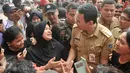 Gubernur DKI Jakarta Basuki Tjahaja Purnama menemui korban banjir di Cipinang Melayu, Jakarta Timur, Senin (20/2). Selain menemui pengungsi banjir, Ahok juga melihat lokasi banjir yang menggenangi pemukiman warga. (Liputan6.com/Yoppy Renato)