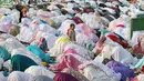 Seorang anak berdiri ketika ribuan umat muslim bersujud menjalankan Salat Idul Adha 1438 H di kawasan Pasar Senen, Jakarta, Jumat (1/8). Setelah menjalankan salat umat muslim melakukan penyembelihan hewan kurban. (Liputan6.com/Immanuel Antonius) 