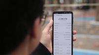 Seseorang menunjukkan sejumlah tagihannya di paylater salah satu di e-commerce. (Gempur M Surya/Liputan6.com)