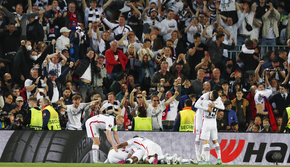 Barcelona hanya memberikan jatah lima ribu penonton buat Frankfurt di Camp Nou. (AP/Joan Monfort)