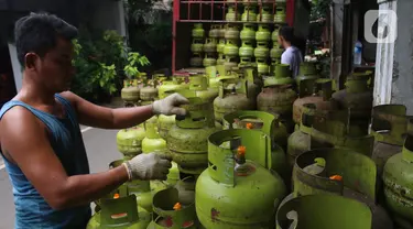 Pekerja menata tabung gas LPG 3 kilogram (kg) di Jakarta, Rabu (16/12/2020). PT Pertamina (Persero) memperkirakan kebutuhan gas elpiji 3 kg naik menjadi 7,50 juta metrik ton pada 2021. (Liputan6.com/Angga Yuniar)