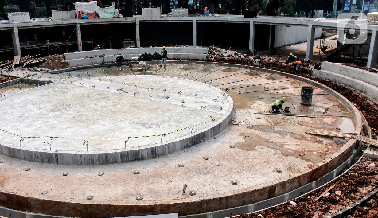 Pekerja menyelesaikan proyek revitalisasi Taman Christina Martha Tiahahu  di kawasan Blok M, Jakarta, Kamis (7/7/2022). Taman Martha Tiahahu yang sedang direvitalisasi ini pembangunannya telah mencapai 80,8 persen dan rencananya akan diresmikan pada pertengaahan Juli 2022 mendatang. (Liputan6.com/Johan Tallo)