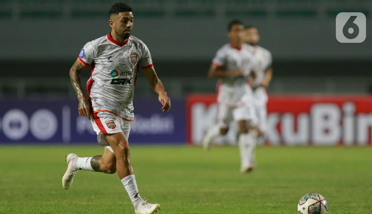 Pemain Borneo FC,  Jonathan Ezequiel Bustos (kiri) mengontrol bola dalam pertandingan BRI Liga 1 2021/2022 di Stadion Pakansari, Bogor, Jumat (10/9/2021). Persik Kediri menang tipis atas Borneo FC 1-0. (Bola.com/Ikhwan Yanuar)