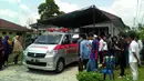 Sebuah mobil ambulans yang akan mengantarkan almarhum dr Ryan Thamrin eks presenter Dr Oz Indonesia ke tempat pemakaman umum di Pekanbaru , Jumat (08/04). (Liputan6.com/ M. Syukur)