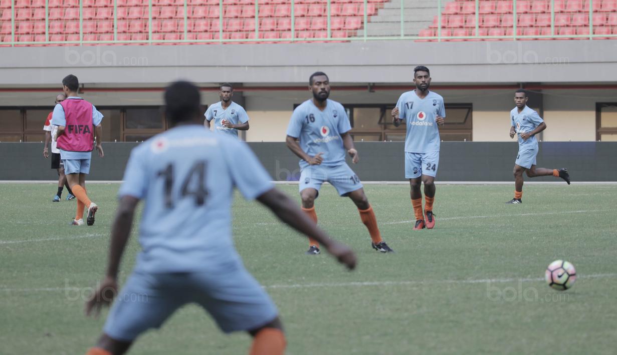 Pemain Timnas Fiji saat melakukan sesi latihan jelang laga melawan Indonesia di Stadion Patriot, Bekasi, Jumat, (1/9/2017). Fiji akan menjalani laga Persahabatan melawan Indonesia. (Bola.com/M Iqbal Ichsan)