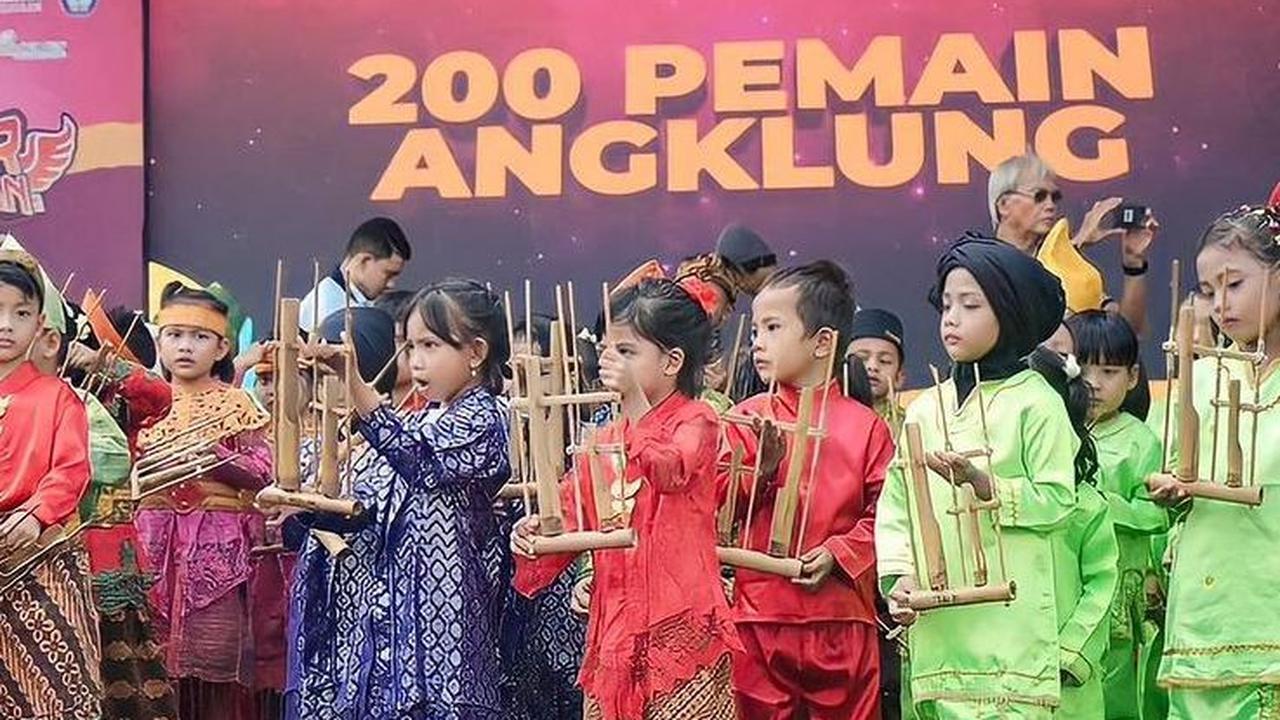 Siswa PAUD/TK bermain alat musik tradisional Angklung. Tak tanggung-tanggung, siswa PAUD/TK yang bermain Angklung mencapai 200 orang. Mereka bermain dengan sangat lihai.