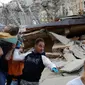 Seorang pria dengan keadan hidup dibawa usai tertimbun reruntuhan akibat gempa dahsyat menghantam kota Amatrice, Italia tengah, (24/8). Gempa menyebabkan kerusakan besar dan getarannya membuat panik penduduk yang sedang tertidur. (REUTERS/Remo Casilli) 