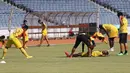 Pemain Sriwijaya FC melakukan peregangan otot saat berlatih di Stadion Utama Gelora Bung Karno, Senayan, Jakarta, Sabtu (17/10/2015) pagi WIB. (Bola.com/Nicklas Hanoatubun)
