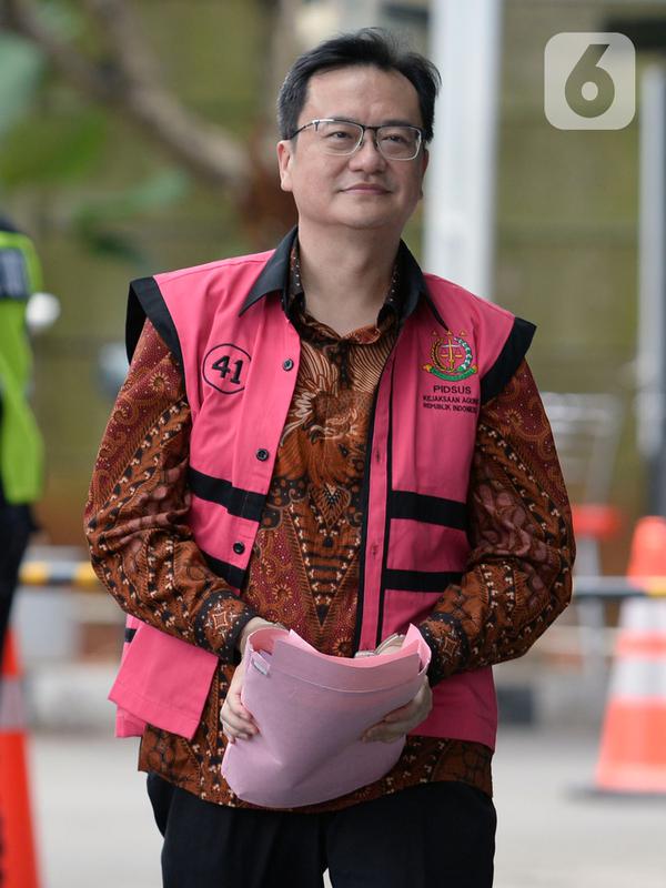 Komisaris PT Hanson International Tbk (MYRX) Benny Tjokrosaputro tiba untuk menjalani pemeriksaan penyidik Kejaksaan Agung di Gedung KPK, Jakarta, Senin (9/3/2020). Benny diperiksa sebagai tersangka terkait kasus dugaan korupsi di PT Asuransi Jiwasraya (Persero). (merdeka.com/Dwi Narwoko)