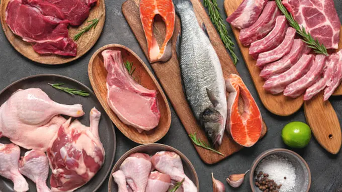 Ilustrasi daging protein seperti ayam dan ikan. (Unsplash/Yulia Gusterina)