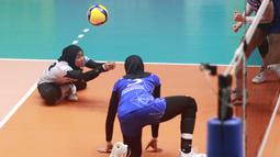 Pemain Jakarta Pertamina Fastron, Dita Azizah (kiri) berusaha mengembalikan bola saat menghadapi Gresik Petrokimia Pupuk Indonesia pada laga Final Four Proliga 2023 di GOR Tri Dharma, Gresik, Jawa Timur, Jumat (24/2/2023). Jakarta Pertamina Fastron kalah 1-3 (25-23, 14-25, 19-25 dan 19-25). (Dok. Proliga 2023)