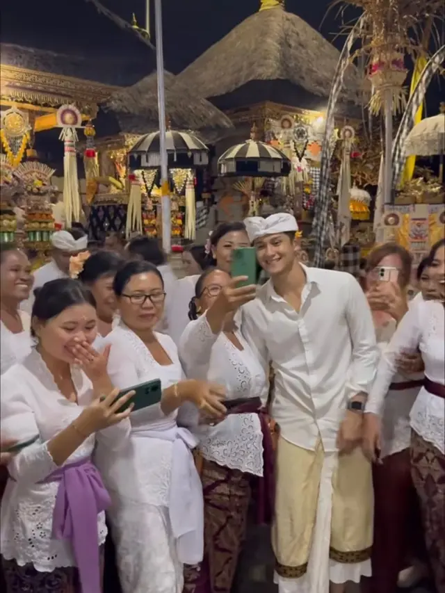 Potret Antonio Blanco Jr dimintai foto oleh ibu-ibu di Bali (Sumber: Instagram/antonioblancojr)