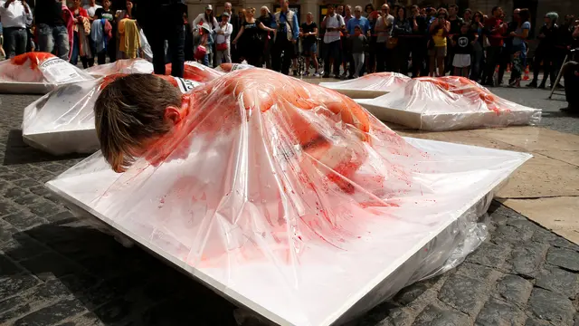 20160523-Aktivis-Protes-Daging-Mentah-Spanyol-Reuters