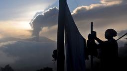 Tim SAR gabungan berhasil mengevakuasi tiga dari 11 pendaki yang ditemukan tewas di Gunung Marapi pada Senin (4/12). Proses pencarian dan evakuasi oleh tim SAR gabungan ini sempat dihentikan sementara lantaran terjadi erupsi susulan. Usai dievakuasi, jenazah ketiga pendaki tersebut dibawa ke RSUD Dr. Achmad Muchtar. (AP Photo/Ardhy Fernando)