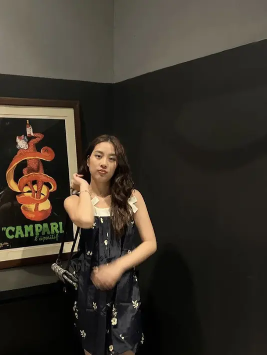 Gaya nyentrik juga tampak dari OOTD yang ditampilkan oleh Mezzaluna. [Foo: Instagram/ Mezzaluna]