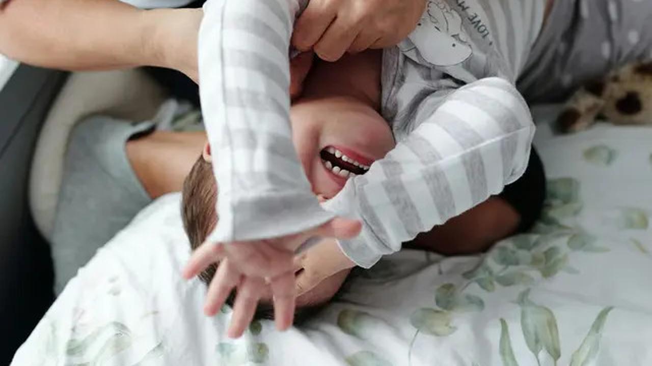 4 Cara Menenangkan Anak yang Mengalami Tantrum di Publik, Jangan Panik!