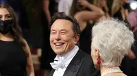 CEO dan chief engineer SpaceX Elon Musk (kiri) bersama ibunya supermodel Maye Musk menghadiri acara Met Gala 2022 di Metropolitan Museum of Art, New York, Amerika Serikat, 2 Mei 2022. Tema Met Gala 2022 adalah "In America: An Anthology of Fashion". (Mike Coppola/Getty Images/AFP)