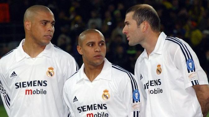 Roberto Carlos (tengah)