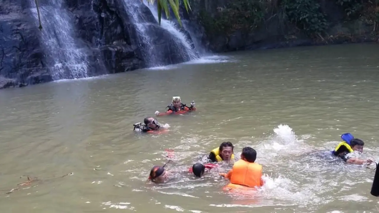 Tim SAR Gabungan mencari dua korban tenggelam di Curug Nangga, Banyumas, hingga pukul 23.15 WIB. (Liputan6.com/Tagana Banyumas/Muhamad Ridlo)