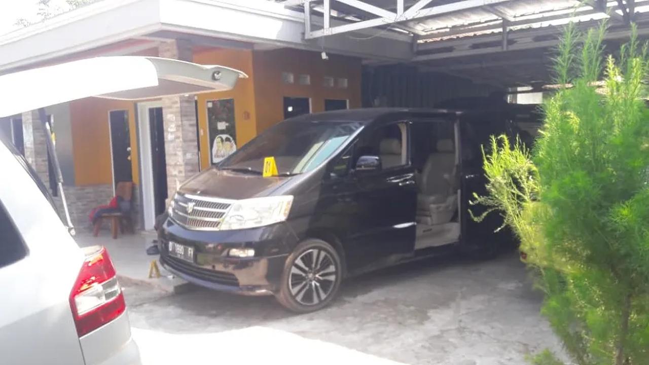 Empat tersangka itu adalah Yosep alias YH, suami korban, kemudian Mimin, istri kedua Yosep, lalu Arighi Reksa Pratama, anak Mimin, dan Abi, anak Mimin.<br>