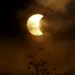 Pemandangan gerhana matahari parsial terlihat di langit kota Bangkok, Thailand, Rabu (9/3/2016). Selain Indonesia, fenomena  gerhana matahari juga melintasi beberapa negara meski tak sepenuhnya total. (REUTERS/Chaiwat Subprasom)