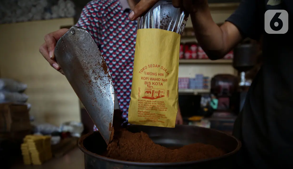 Pekerja tengah menyiapkan kopi di Toko Sedap Djaja, Jatinegara, Jakarta Timur, Minggu (5/1/2025). (Liputan6.com/Angga Yuniar)