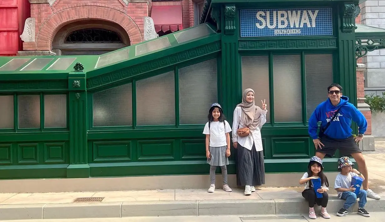Melihat hubungan baik dan kekompakan keduanya, tidak heran banyak yang menyarankan Desta dan Natasha Rizky ruju. Sekedar informasi, pasangan ini memutuskan cerai setelah 10 tahun menikah. Mereka juga berpisah secara baik-baik. [Instagram/desta80s]