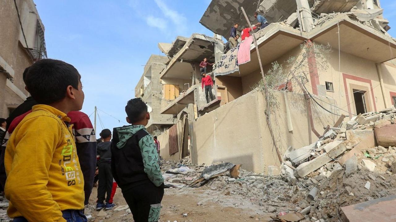 Tak cukup dengan itu, pasukan zionis juga melanjutkan serbuan ke Rumah Sakit al-Shifa dan sekitarnya, serta melakukan penangkapan terhadap warga Palestina lainnya. Foto: REUTERS / Ahmed Zakot <br>