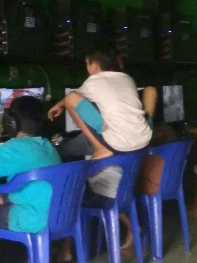 potret absurd di warnet