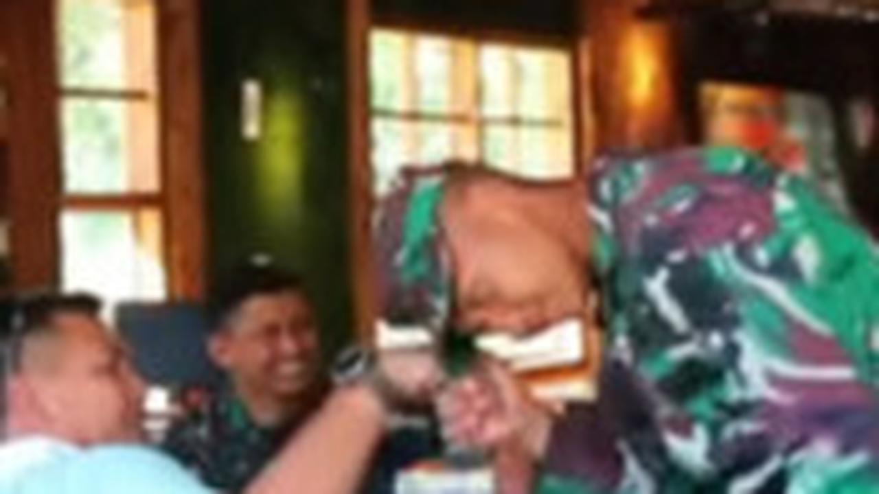 Perwira ini kemudian mencium tangan Mayjen Kunto Arief. <br>