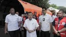 Ketua Palang Merah Indonesia (PMI), Jusuf Kalla saat meninjau gudang logistik PMI di Pangkalan Udara (Lanud) Halim Perdanakusuma, Jakarta, Senin (1/12/2025). (ADE/Staff Media JK)
