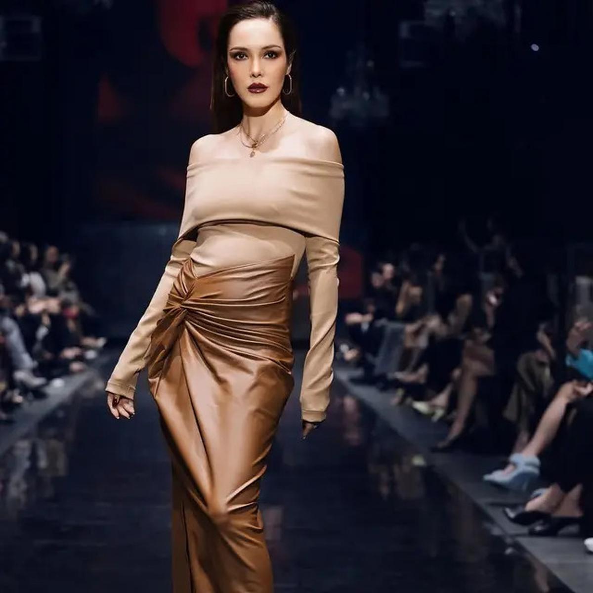 Pesona Memikat Cathy Sharon Berjalan di Catwalk, Tampil Bak Supermodel di Usia 42 Tahun